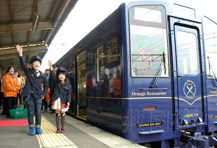 孩子们在该县八代站发出“橙食堂”列车的出发信号。 孩子们在该县八代站发出“橙食堂”列车的出发信号。
