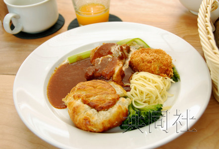 本月7日在列车试乘活动中推出的鹿儿岛县产黑猪肉肉饼等菜品。 本月7日在列车试乘活动中推出的鹿儿岛县产黑猪肉肉饼等菜品。