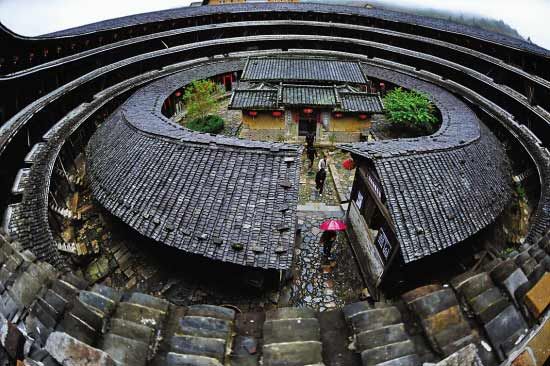 世界遗产福建龙岩永定土楼雨雾中更显神秘。 世界遗产福建龙岩永定土楼雨雾中更显神秘。
