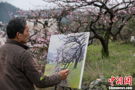 游人用画笔留下春日里美丽的黄山美景。
