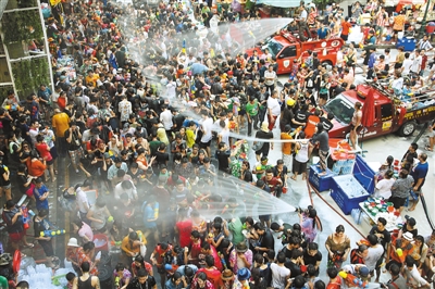 泰国新年宋干节 人们在水中狂欢迎接新年 泰国新年宋干节 人们在水中狂欢迎接新年