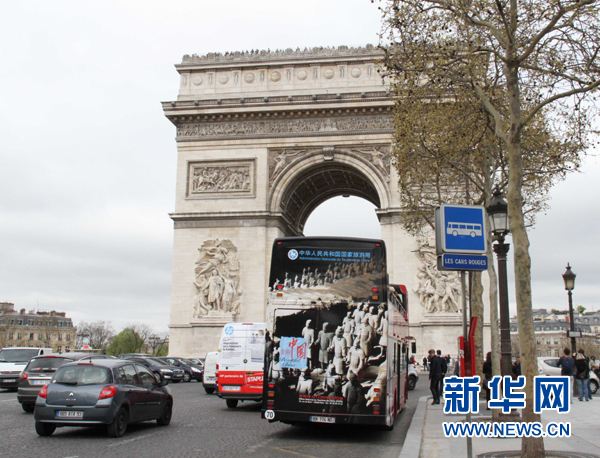 中国旅游宣传海报"上身"巴黎观光大巴 中国旅游宣传海报"上身"巴黎观光大巴