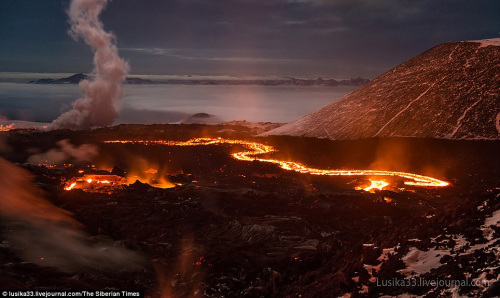 火山岩浆在山谷中蜿蜒流淌。