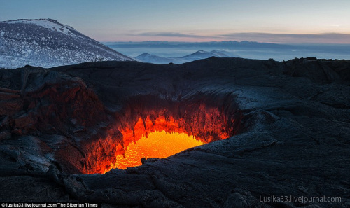 美丽而宁静的火山口。