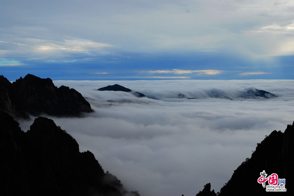 黄山现千载难逢瀑布云海景观 游人沉醉(组图)