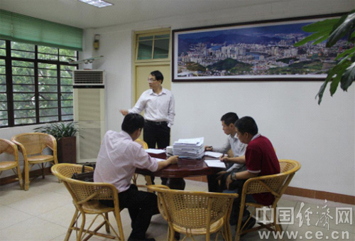 县长高向荣在向记者推介“大美安溪” 县长高向荣在向记者推介“大美安溪”