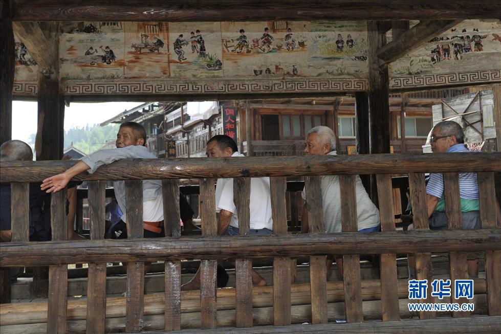 6月20日,侗族同胞在肇兴侗寨的风雨桥内乘凉。 6月20日,侗族同胞在肇兴侗寨的风雨桥内乘凉。