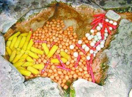 长白山温泉群温度高,可以煮熟食物 长白山温泉群温度高,可以煮熟食物