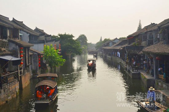 坐上游船,西塘又是另一个感受。 坐上游船,西塘又是另一个感受。