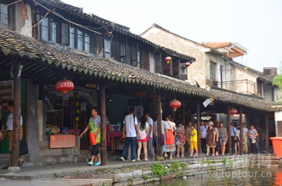 坐在乌篷船中,看岸边游人如织,水中映影如画。 坐在乌篷船中,看岸边游人如织,水中映影如画。