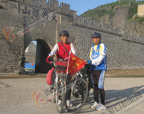 陈连生(左)和安英(右)从大境门出发 陈连生(左)和安英(右)从大境门出发