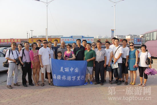 中国海疆旅游万里行采风团走进日照合影 中国海疆旅游万里行采风团走进日照合影