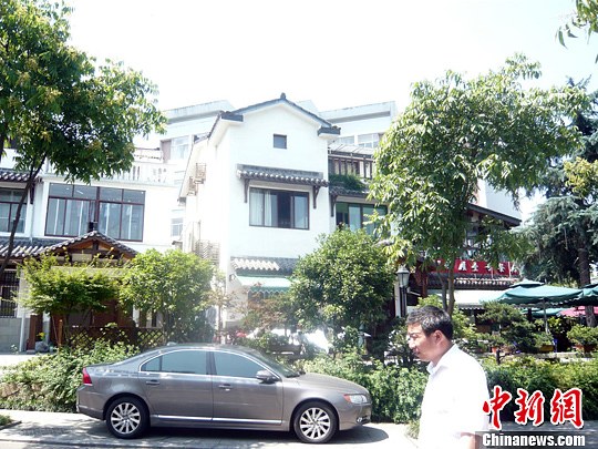 紧邻浙江大学的乡村旅游目的地青芝坞今年已完成改造,突出江南水乡民居风格。依托城市消费人群,青芝坞节假日和周末游人如织。王辛莉 摄 北京密云县古北口民俗村保留北方四合院民居特色,拥有历史古迹多处,成为京郊知名的民俗文化特色乡村旅游目的。王辛莉 摄 天津蓟县毛家峪村党支部书记李锁近期忙于筹办滑草场。项目若落成,村民将再增收入来源。 毛家峪是京津知名乡村旅游目的地。12年前,李锁带领村民修建石林景区从事农家乐,引进资本开发山地体育运动公园等。这个贫困小山村,现今拥有四季不断的收入,去年