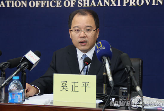 渭南市市长奚正平在“一市一策”发布会上介绍了渭南市建设“陕西东大门”的进展情况。 渭南市市长奚正平在“一市一策”发布会上介绍了渭南市建设“陕西东大门”的进展情况。