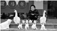 五旬"雪雕叔"做出各种萌宠 有人出钱购买雪兔子