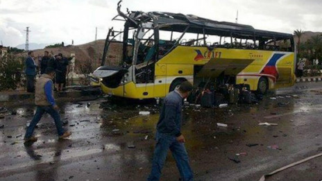 西奈半岛一辆旅游大巴遭炸弹袭击,3名韩国游客和1名埃及司机死亡。 西奈半岛一辆旅游大巴遭炸弹袭击,3名韩国游客和1名埃及司机死亡。