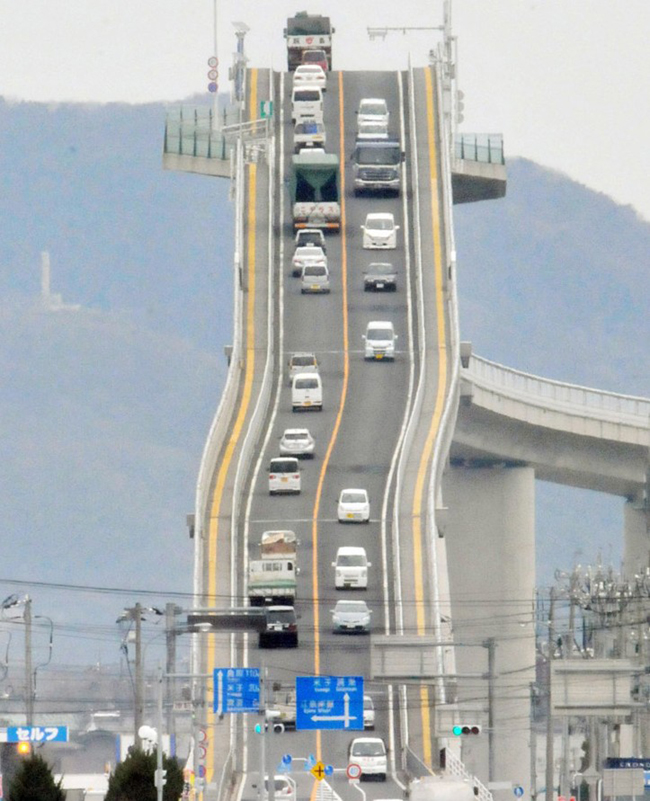 连结日本鸟取县境港市和松江市的江岛大桥近日因广告效应成为新的旅游热点。 连结日本鸟取县境港市和松江市的江岛大桥近日因广告效应成为新的旅游热点。