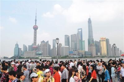 5月2日,上海外滩游客如织。 5月2日,上海外滩游客如织。