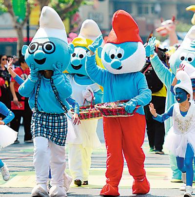 5月1日,“蓝精灵”在杭州动漫彩车巡游中表演。 5月1日,“蓝精灵”在杭州动漫彩车巡游中表演。