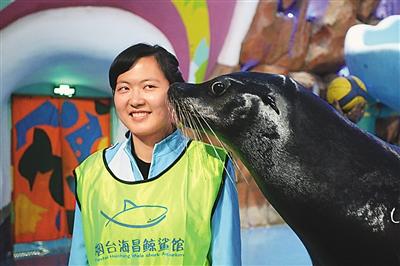5月2日,游客在烟台海昌鲸鲨馆与海狮互动。 5月2日,游客在烟台海昌鲸鲨馆与海狮互动。