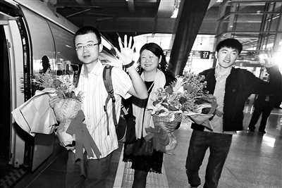 昨日,几位旅客从北京南站免费乘坐高铁前往天津机场坐飞机 昨日,几位旅客从北京南站免费乘坐高铁前往天津机场坐飞机