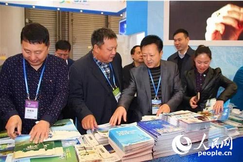 领导亲自助阵展台