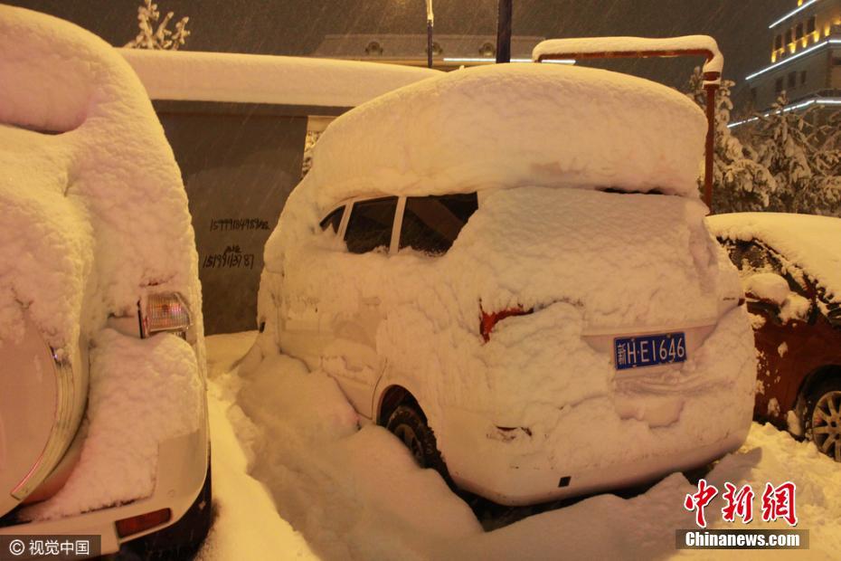 新疆阿勒泰迎大雪天气 街头车辆被雪埋