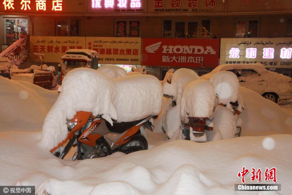 新疆阿勒泰迎大雪天气 街头车辆被雪埋
