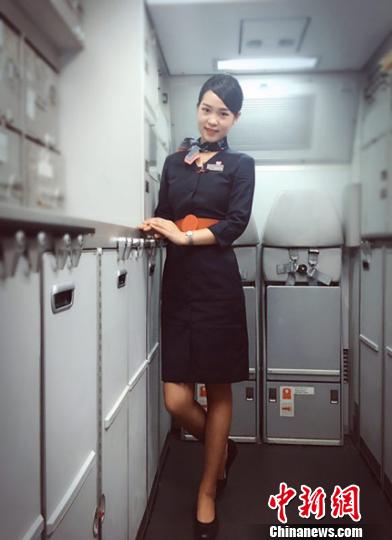 乘客机舱晕倒空姐万米高空救病人