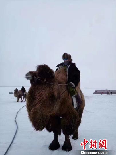 图为冰雪那达慕开幕式现场。活动开始时略有飘雪，天空也阴了，但人们热情高涨。　朱琳 摄