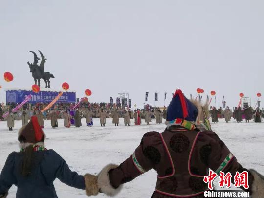图为冰雪那达慕开幕式现场。活动开始时略有飘雪，天空也阴了，但人们热情高涨。　朱琳 摄