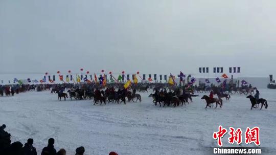 图为冰雪那达慕开幕式现场。活动开始时略有飘雪，天空也阴了，但人们热情高涨。　朱琳 摄