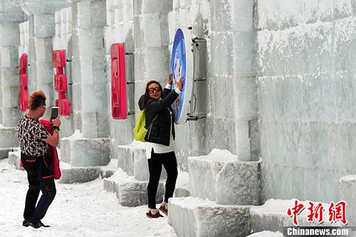 1月28日，辽宁沈阳，游客在冰雪大世界游玩。<a target='_blank'  data-cke-saved-href='http://www.chinanews.com/' href='http://www.chinanews.com/' _fcksavedurl='http://www.chinanews.com/'></table>中新社</a>记者 于海洋 摄