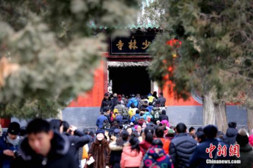 1月30日，河南登封嵩山少林寺，来自海内外的数万游客涌入少林寺烧香许愿赏民俗。<a target='_blank'  data-cke-saved-href='http://www.chinanews.com/' href='http://www.chinanews.com/' _fcksavedurl='http://www.chinanews.com/'></table>中新社</a>记者 王中举 摄