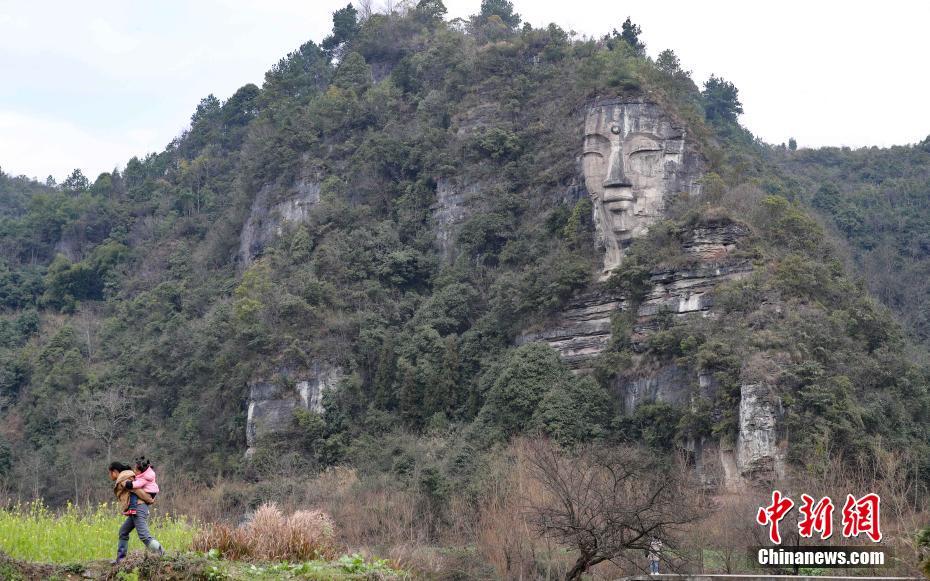 航拍贵阳石雕大佛像 依山而建绿植掩映美如画