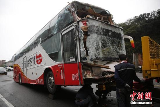 3月6日，台湾一辆载有大陆旅游团的游览车在新北市万里区撞到民宅。据台湾新北市消防局通报，车上23名大陆乘客和1名台湾导游均平安，但驾驶员失去生命迹象。图为游览车被拖出事发点。<a target='_blank' href='http://www.chinanews.com/' _fcksavedurl='http://www.chinanews.com/'></table>中新社</a>记者 陈小愿 摄