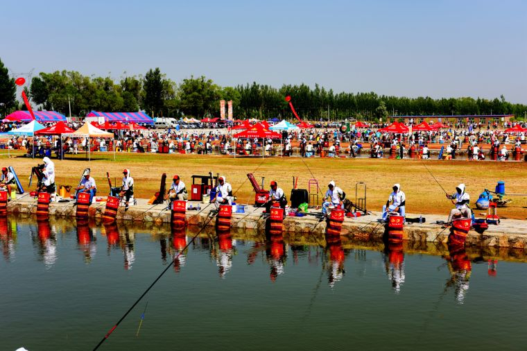 磴口县金马湖全国垂钓大赛 邢皓 摄 磴口县金马湖全国垂钓大赛 邢皓 摄