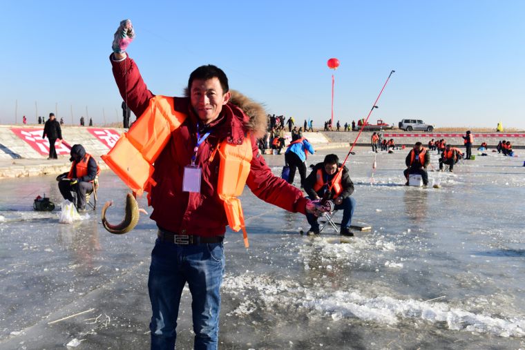 磴口县冬季垂钓大赛 邢皓 摄 磴口县冬季垂钓大赛 邢皓 摄