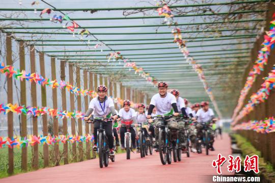 中国？桐庐休闲乡村旅游季中的骑行活动。　桐宣 供图 摄