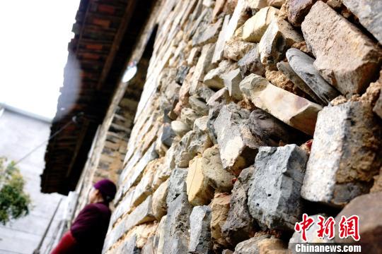 石头屋四面墙壁均由石块筑成,牢固异常,至今仍有人居住。3月29日拍摄。 王昊阳 摄