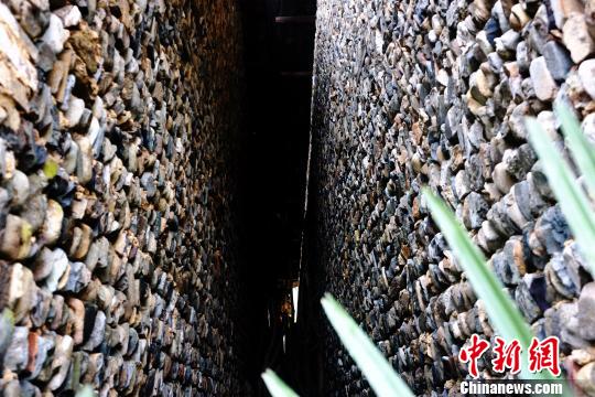 德兴市李宅乡仍有大量保存完好的石头屋。3月29日拍摄。 王昊阳 摄