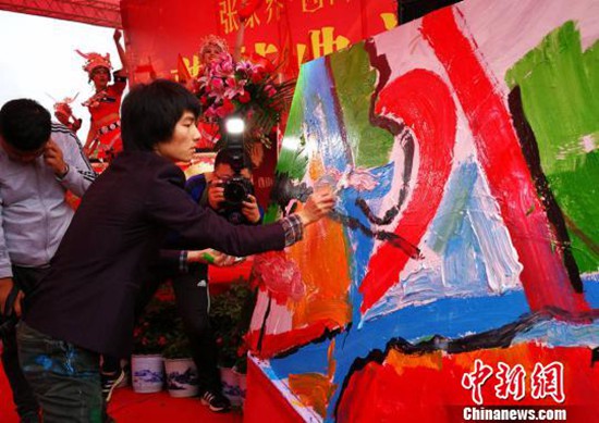 奠基仪式上,青年画家田浩文现场创作涂鸦作品,欢迎世界各地涂鸦爱好者来张家界创作。