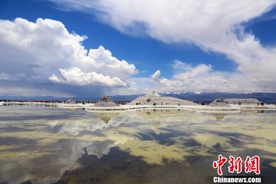 中国版“天空之镜”2017年游客接待量破百万