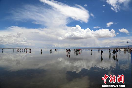 图为茶卡盐湖景区。 罗云鹏 摄