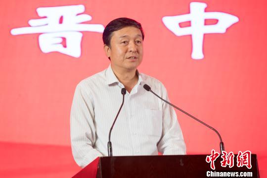 在山西旅游投融资项目洽谈会上,山西多市官员登台推介当地旅游,发布优惠政策,积极招商引资,发展文化旅游产业。 武俊杰 摄