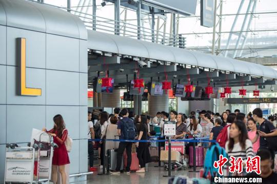 “十一”黄金周返程高峰,白云机场单日客流逾19万人次。萧峻 摄