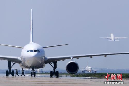 航班资料图。<a target='_blank' href='http://www.chinanews.com/' _fcksavedurl='http://www.chinanews.com/'></table>中新社</a>记者 张亨伟 摄