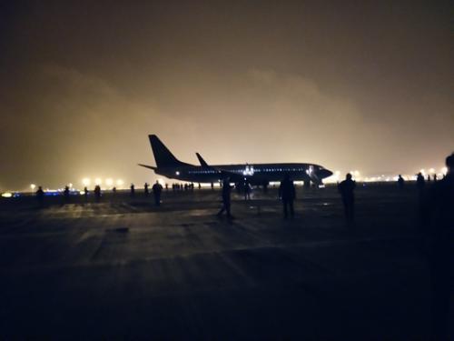 11月13日21时56分,湖南长沙,南方航空公司CZ6406航班在历经空中火警事件后,紧急备降长沙黄花机场。乘客陈诚供图