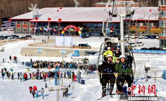 26日,中国大学生冬季运动项目训练基地、全国单板滑雪训练基地哈体院帽儿山滑雪场开启了初冬首滑式。 王庆斌 摄