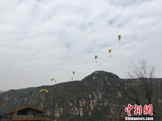 滑翔伞体验。 刘鹏 摄
